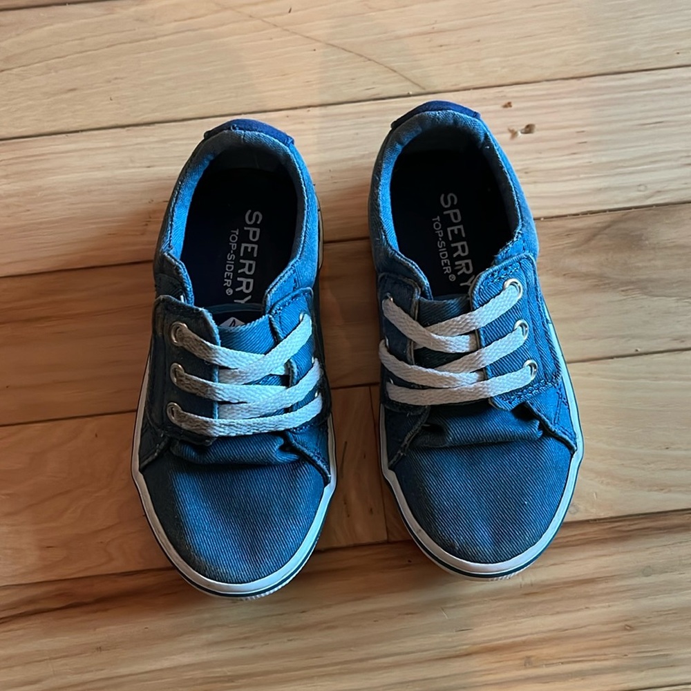 Navy Sperry casual sneakers